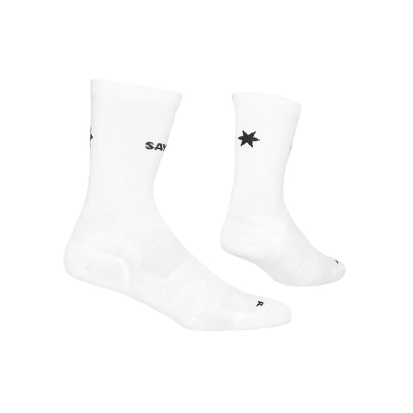 Saysky Combat High Socks, unisex, i hvidt, har sort tekst og en sort stjerne på siderne. De er her vist fra siden, hvor både forsiden og ydersiderne ses på en ensfarvet hvid baggrund.