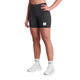 Iført Saysky Zig Zag Combat+ Short Tights 7" i Black Zigzag, hvide FLEXY-sokker og hvide sneakers ses en person fra taljen og ned med den ene hånd på hoften og den anden afslappet.