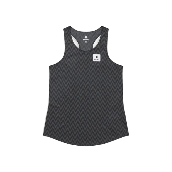 Saysky Zig Zag Combat Singlet, Dame, Black Zigzag har et sort zigzag-design, racerback-snit og et rektangulært hvidt logopatch på brystet. Den vises på en almindelig hvid baggrund.