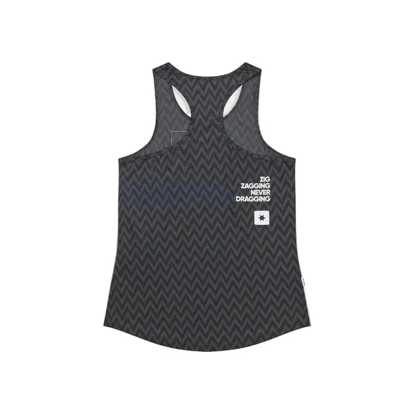Saysky Zig Zag Combat Singlet, Dame, Black Zigzag har et diskret zigzagmønster, hvid "ZIG ZAGGING NEVER DRAGGING"-tekst med en stjerne på forsiden og er fotograferet mod en hvid baggrund.