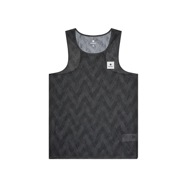 Saysky Zig Zag Flow Air Singlet, Herre, Black Zigzag er en hurtigtørrende træningstop med et diskret chevronmønster, hvid patch ved halsudskæringen og mesh-label nederst i højre side. Den er vist lagt fladt på en hvid baggrund.