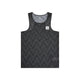 Saysky Zig Zag Flow Air Singlet, Herre, Black Zigzag er en hurtigtørrende træningstop med et diskret chevronmønster, hvid patch ved halsudskæringen og mesh-label nederst i højre side. Den er vist lagt fladt på en hvid baggrund.