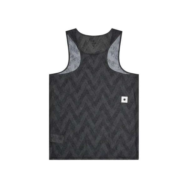 Saysky Zig Zag Flow Air Singlet til mænd i Black Zigzag er en hurtigtørrende træningstop med et diskret chevronmønster og et stjernelogo nederst til venstre, som vises fladt på en hvid baggrund.