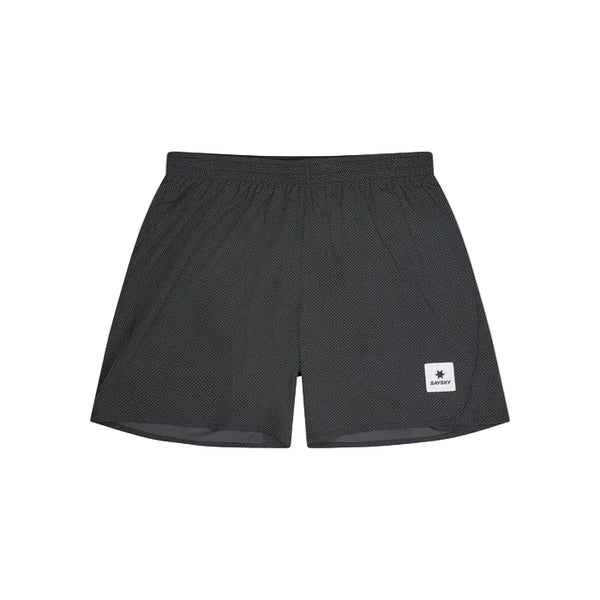 Saysky Zig Zag Pace Shorts 5" til mænd i sort har en elastisk linning og en lille hvid logopatch nederst på venstre ben. Disse performance-shorts er vist på en almindelig hvid baggrund.