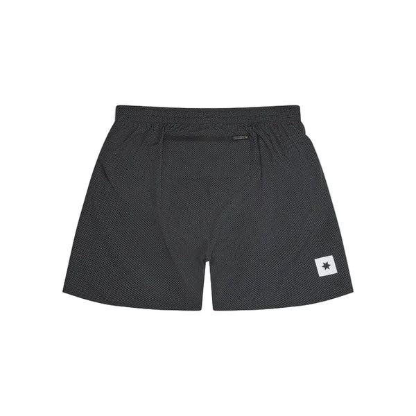 Saysky Zig Zag Pace Shorts 5" til mænd i Black Zigzag har et subtilt mønstret design, elastisk linning og signaturstjerne - ideelt til at give din samling af performance-shorts en markant stil.