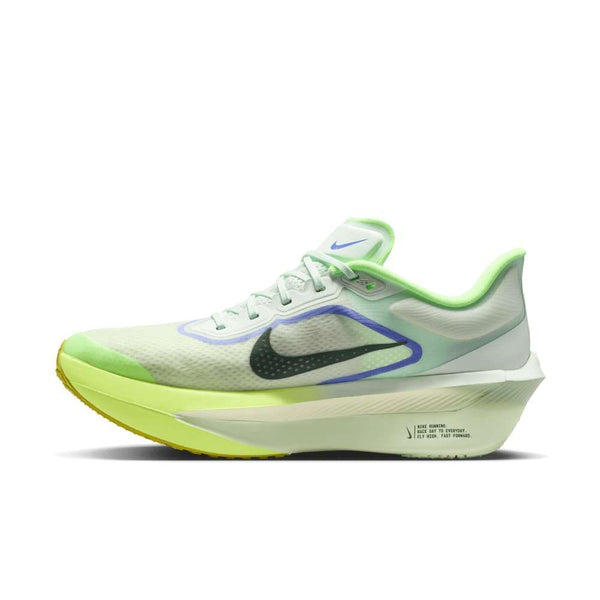 Nike Zoom Fly 6 Herre i Barely Green/Black Spruce-Volt Ice har et stort sort logo, gul sål, gennemsigtig mesh-overdel og tyk støddæmpende ZoomX-mellemsål, vist fra siden mod en almindelig hvid baggrund.