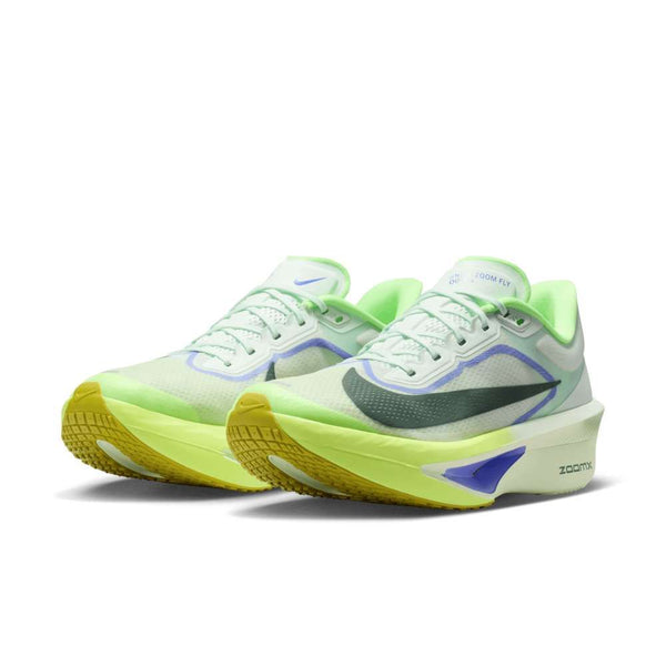 Nike Zoom Fly 6 Herre i Barely Green/Black Spruce-Volt Ice har en lysegrøn og hvid overdel, sort swoosh, lime-accenter, gulfarvet sål, lilla detaljer og en tyk ZoomX-skum-mellemsål for ekstra komfort.