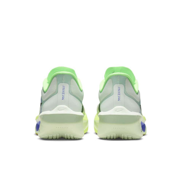 Bagside af Nike Zoom Fly 6 Herre i Barely Green/Black Spruce-Volt Ice med Nike Swoosh, NIKE ZOOM-tekst og synlig ZoomX-skum i mellemsålen på hver hæl.