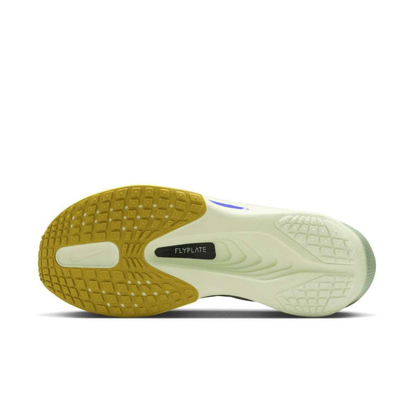 Billedet viser sålen på Nike Zoom Fly 6, Herre i Barely Green/Black Spruce-Volt Ice, der viser et tofarvet mønster - gult til venstre, hvidt til højre - med "FLYPLATE" i midten og ZoomX-skumdæmpningsprofilen.