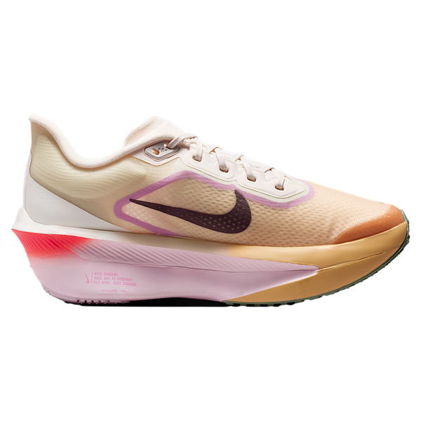 Nike Zoom Fly 6 Dame i Sail/Tattoo-Lt Magenta-Pearl Pink har en gennemsigtig overdel, fed sort Swoosh, pink og magenta accenter, tan tådetaljer og en skulpturel sål med responsiv ZoomX-skum støddæmpning.