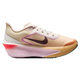 Nike Zoom Fly 6 Dame i Sail/Tattoo-Lt Magenta-Pearl Pink har en gennemsigtig overdel, fed sort Swoosh, pink og magenta accenter, tan tådetaljer og en skulpturel sål med responsiv ZoomX-skum støddæmpning.