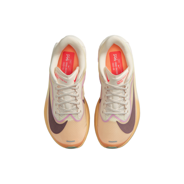 Et par Nike Zoom Fly 6 Dame-sneakers i Sail/Tattoo-Lt Magenta-Pearl Pink med lilla swoosh-logoer og røde indlægssåler, lavet med responsivt ZoomX-skum, set ovenfra mod en hvid baggrund.