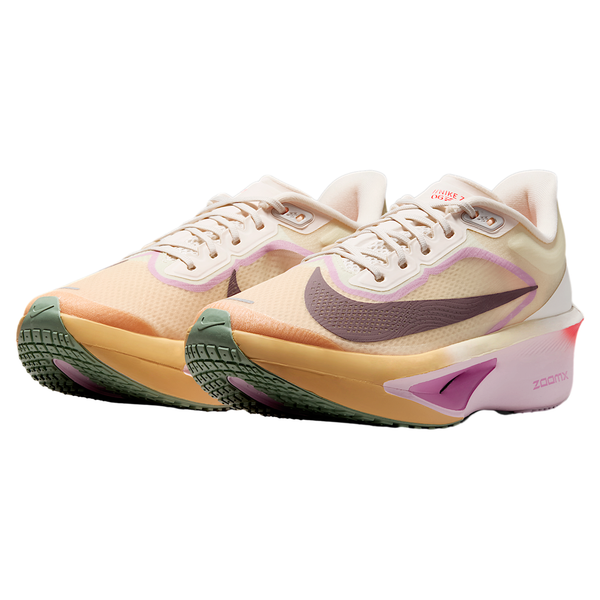 Nike Zoom Fly 6 Dame i Sail/Tattoo-Lt Magenta-Pearl Pink har en beige og lys orange overdel, lilla swoosh, hvide snørebånd og en tyk flerfarvet sål med grønne, pink og orange ZoomX-accenter.