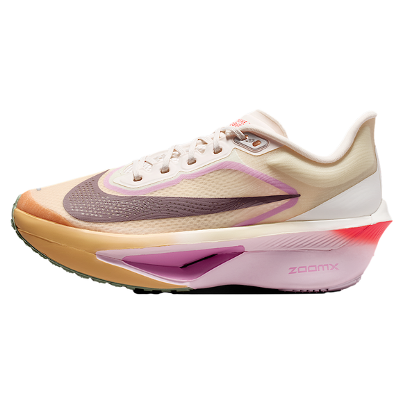 Nike Zoom Fly 6 Dame i Sail/Tattoo-Lt Magenta-Pearl Pink har en overdel i mesh, en tyk, skulpturel sål med lilla og orange detaljer, ZoomX-skumdæmpning og "ZoomX" trykt på mellemsålen - hvilket giver den en fed stil.