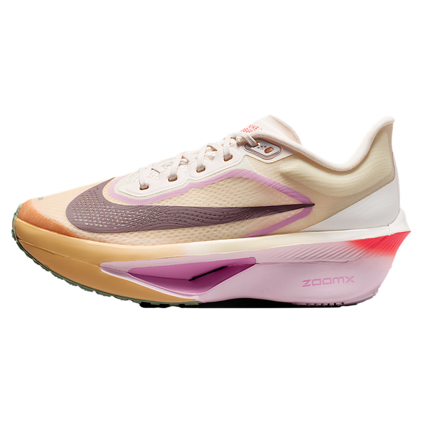Nike Zoom Fly 6 Dame i Sail/Tattoo-Lt Magenta-Pearl Pink har en overdel i mesh, en tyk, skulpturel sål med lilla og orange detaljer, ZoomX-skumdæmpning og "ZoomX" trykt på mellemsålen - hvilket giver den en fed stil.