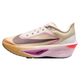 Nike Zoom Fly 6 Dame i Sail/Tattoo-Lt Magenta-Pearl Pink har en overdel i mesh, en tyk, skulpturel sål med lilla og orange detaljer, ZoomX-skumdæmpning og "ZoomX" trykt på mellemsålen - hvilket giver den en fed stil.