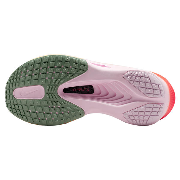 Billedet viser bunden af Nike Zoom Fly 6 Dame i Sail/Tattoo-Lt Magenta-Pearl Pink med en flerfarvet sål med grøn hæl, pink midtfod og lilla FLYPLATE og pink-orange tå, der fremhæver ZoomX-skum-teknologien.
