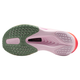 Billedet viser bunden af Nike Zoom Fly 6 Dame i Sail/Tattoo-Lt Magenta-Pearl Pink med en flerfarvet sål med grøn hæl, pink midtfod og lilla FLYPLATE og pink-orange tå, der fremhæver ZoomX-skum-teknologien.