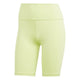 Et par højtaljede, lysegule Adidas Optime Bike S T, Dame Pullim tights i svedtransporterende materiale vises mod en hvid baggrund.