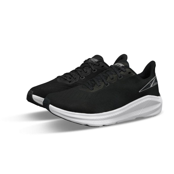 Et par Altra Experience Form Dame løbesko i sort med FootShape-pasform og hvide såler er placeret side om side på en hvid baggrund. Skoene har sorte snørebånd og et diskret logo på siden.