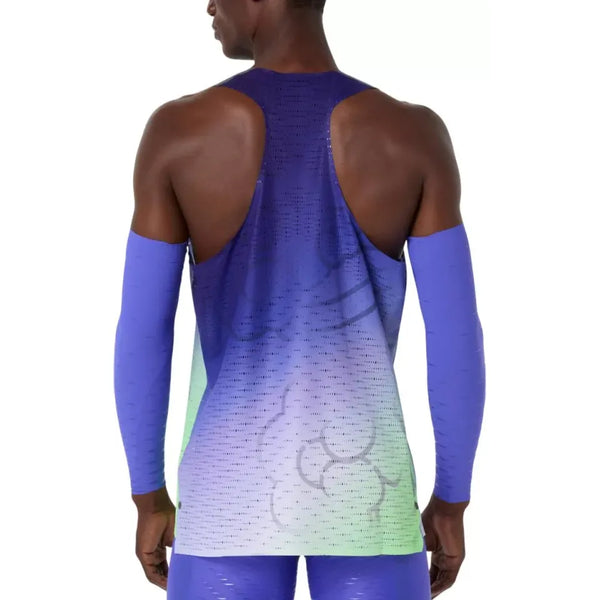 En person ses bagfra iført ASICS Metaspeed Singlet, Herre, i Cobalt Burst, sammen med matchende blå ærmer og tætsiddende sportsshorts.