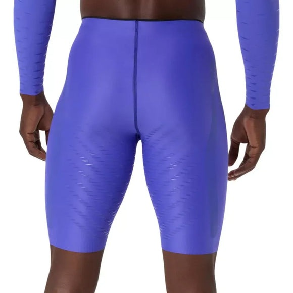 En person ses bagfra iført performance løbetøj: en tætsiddende, langærmet top og matchende ASICS Metaspeed Tight, Herre i Cobalt Burst, med armene afslappet i siden mod en almindelig hvid baggrund.