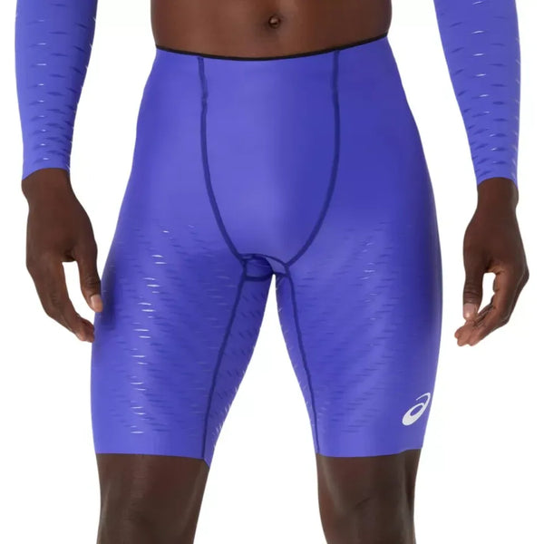 En person bærer formsyede, koboltfarvede Metaspeed Tight Herre løbetights fra Asics med et hvidt logo på venstre lår, vist fra taljen til midt på låret. Afslappede hænder understreger den slanke performance løbetøj.