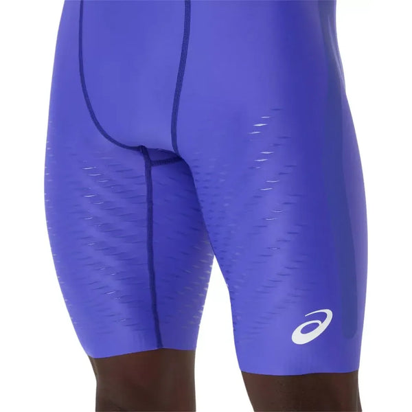 Et nærbillede af en person iført Asics Metaspeed Tight, Herre i Cobalt Burst-blå løbetights med struktureret mønster og et hvidt Asics-logo på venstre lår, ideelt til dem, der søger højtydende løbetøj.