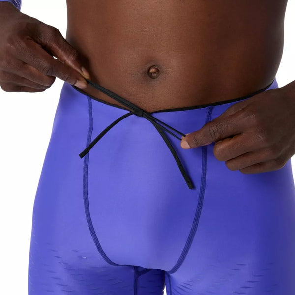 En person iført Asics Metaspeed Tight, Herre, Cobalt Burst binder en sort løbegang i taljen. Kun overkroppen og de øverste ben er synlige mod en almindelig hvid baggrund.