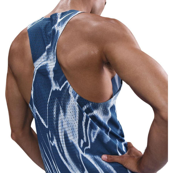En mand ses bagfra iført Nike Aeroswift Singlet, Herre, i Coastal Blue/White. Den ærmeløse top har netlignende Dri-FIT ADV-stof. Hans hånd hviler på hoften mod en hvid baggrund.