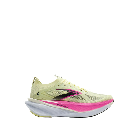 Brooks Hyperion Max 3 dame løbesko i Luminary/Cyber Pink/Black har en lys gul mesh-overdel, en tyk hvid og pink sål samt sorte/pink detaljer-perfekt til tempoløb. Skoen vises fra siden på en hvid baggrund.
