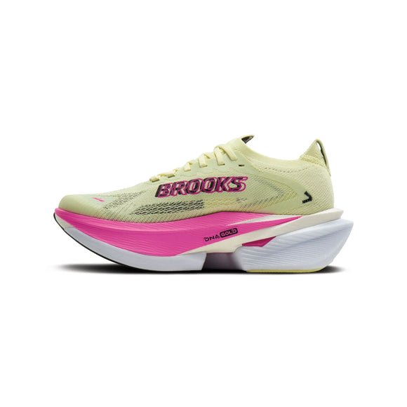 Brooks Hyperion Max 3 dame løbesko i Luminary/Cyber Pink/Black har gul mesh-overdel, pink mellemsål med DNA GOLD-tekst og en tyk hvid sål til responsiv dæmpning, vist i sideprofil mod hvid baggrund.