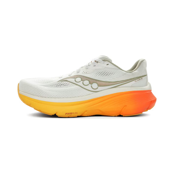 Saucony Guide 19 Herre i Ivory/Fire har en hvid overdel i åndbart mesh, lysegrå detaljer og en tyk sål, der går fra gul ved tåen til orange ved hælen, her vist i sideprofil.