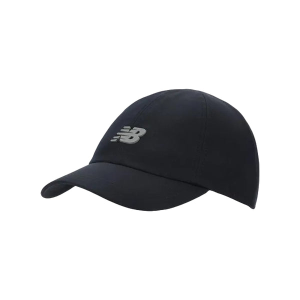 New Balance 6 Panel Performance Hat V 2.0, Unisex, Black, har et gråt logo på forsiden og er vist mod en hvid baggrund - perfekt som et komfortabelt åndbar træningskasket.