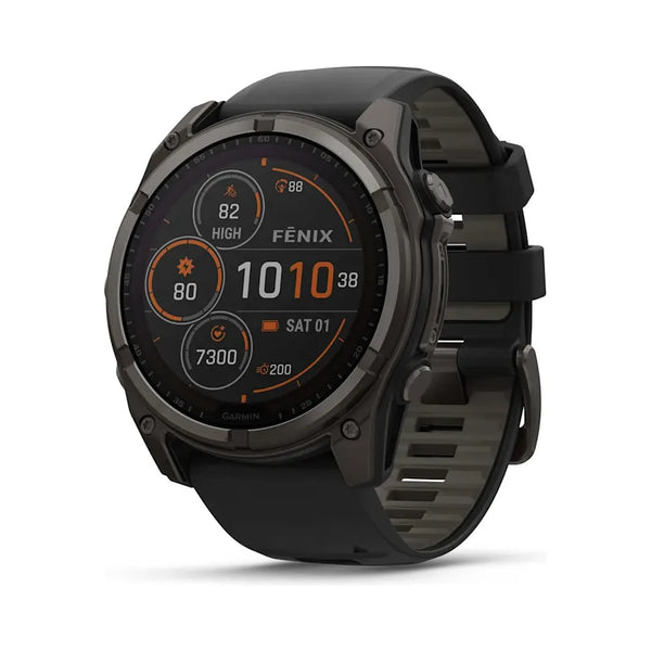 Garmin Fenix 8 Solar Sapphire Titanium 51 mm i Carbon Grey med Pebble Grey silikonerem viser tid, dato, skridt, batteriniveau og puls på den runde skærm. Det robuste design passer perfekt sammen med den elegante rem.