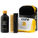 Crep Protect Cure Shoe Cleaning Kit, Unisex fra Crep Protect indeholder en sort flaske med rengøringsmiddel, en træbørste med lette børster, en mikrofiberklud og et stilfuldt sort etui med lynlås - dit førsteklasses sæt til pletfri sneakers.