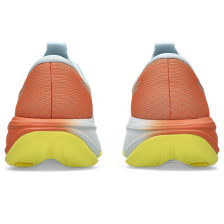 Bagfra ses et par Asics Gel-Cumulus 28 Herre-træningssko i Sky/Sun Peach med orange overdel, hvid mellemsål og gul ydersål, vist side om side mod en hvid baggrund.