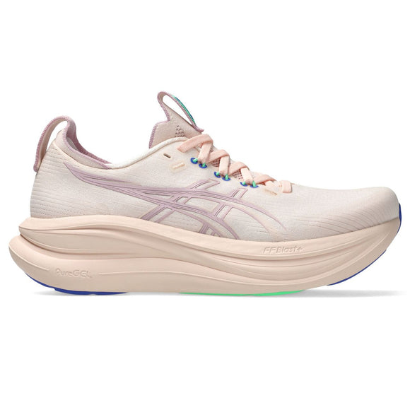 Asics Gel-Nimbus 28, Dame i Pearl Pink/Morganite har en tyk, skulpturel sål for optimal stødabsorbering, snørelukning, Asics-logo på siden, grønne detaljer på snørehullerne og en blågrøn ydersål.