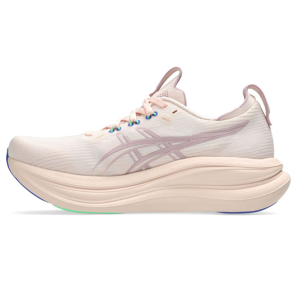 Asics Gel-Nimbus 28 dame løbesko i Pearl Pink/Morganite har stødabsorbering, en kraftig buet sål, pastelfarvede detaljer, let tekstureret overmateriale og ASICS-logo på siden samt snørelukning.