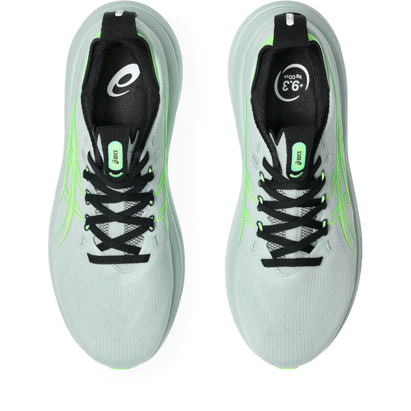 Et par Asics Gel-Nimbus 28 herre løbesko i Cold Moss/Illuminate Green, set ovenfra med synlige størrelses- og brandmarkeringer på indlægssålerne, placeret side om side på en hvid baggrund.