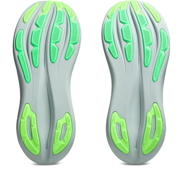 Et par grå ASICS Gel-Nimbus 28 Herre-såler i Cold Moss/Illuminate Green, der vises side om side, har grønne gummigrebzoner med buede riller og teksturerede sektioner for overlegen trækkraft.