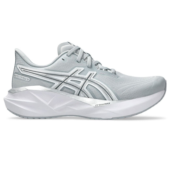 Asics Novablast 5 Atc dame løbesko i Piedmont Grey/Pure Silver har en åndbar overdel i mesh, polstret mellemsål i hvid og sølv, snørelukning og logo på siden - ideel til alle dine løbebehov.