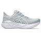 Asics Novablast 5 Atc dame løbesko i Piedmont Grey/Pure Silver har en åndbar overdel i mesh, polstret mellemsål i hvid og sølv, snørelukning og logo på siden - ideel til alle dine løbebehov.