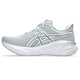 Asics Novablast 5 Atc Dame i Piedmont Grey/Pure Silver har en overdel i mesh, snørelukning og stiliseret logo med en tyk, skulpturel sål for komfort og støtte. Letvægtsdesign med hvide detaljer.