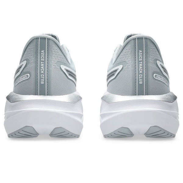 Bagfra ses to Piedmont Grey/Pure Silver Novablast 5 ATC dame løbesko fra Asics med hvide såler: På venstre hæl står der BUD/JXART 2024, mens der på den højre står ASICS TRACK CLUB.