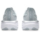 Bagfra ses to Piedmont Grey/Pure Silver Novablast 5 ATC dame løbesko fra Asics med hvide såler: På venstre hæl står der BUD/JXART 2024, mens der på den højre står ASICS TRACK CLUB.