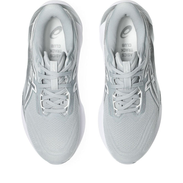 Et par Asics Novablast 5 Atc Dame løbesko i Piedmont Grey/Pure Silver ses fra oven, med snørebånd, mesh-overdel og Asics-logo på pløs og side.