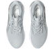 Et par Asics Novablast 5 Atc Dame løbesko i Piedmont Grey/Pure Silver ses fra oven, med snørebånd, mesh-overdel og Asics-logo på pløs og side.