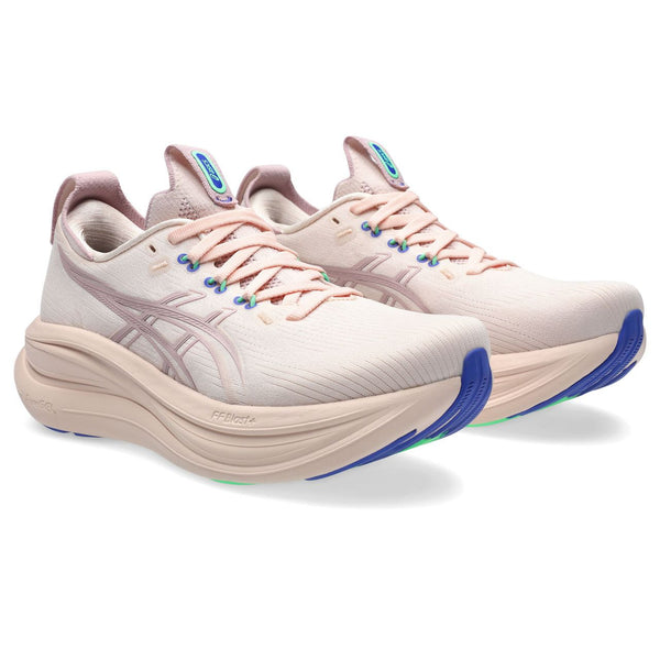 Et par Asics Gel-Nimbus 28 løbesko dame i Pearl Pink/Morganite, med tykke såler, lilla og blå detaljer og flerfarvede snørebånd, vist på en hvid baggrund.