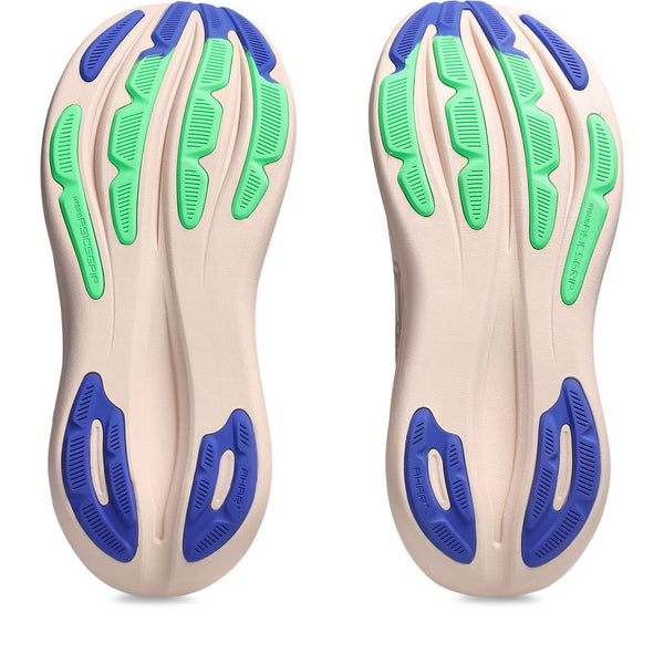 Et par Asics Gel-Nimbus 28 Dame skosåler i Pearl Pink/Morganite, med grønt og blåt gummigrebsmønster, buet og segmenteret for stødabsorbering - ideel til løbesko dame, der har brug for ekstra støtte. "AIR-FS-SCOTO" er trykt på begge.